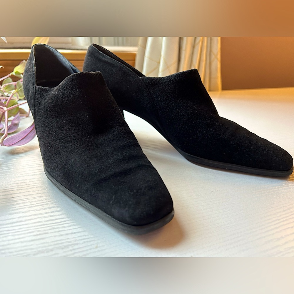 EUC designer Stuart Weitzman Black Suede block heels career chic minimalist Sz 7